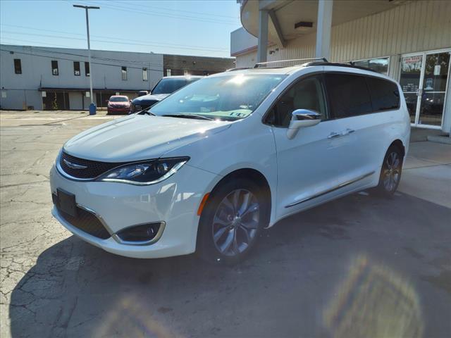 2017 Chrysler Pacifica Vehicle Photo in TARENTUM, PA 15084-1435