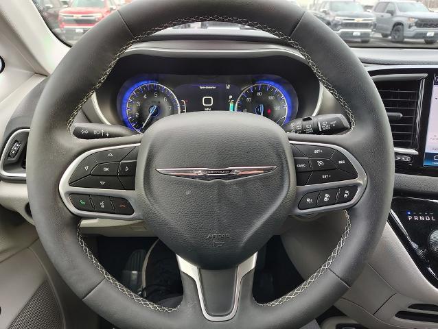 2024 Chrysler Pacifica Vehicle Photo in GREEN BAY, WI 54304-5303