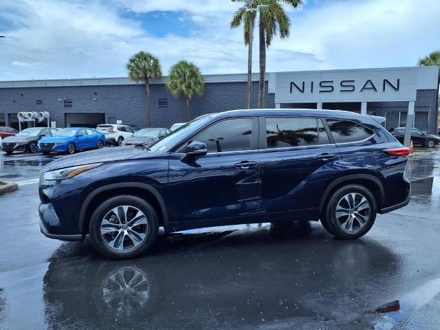 Used 2023 Toyota Highlander XLE with VIN 5TDKDRAH0PS040222 for sale in Doral, FL