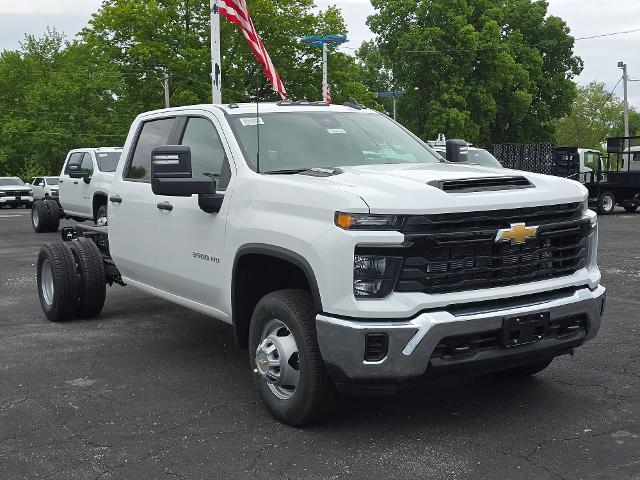 2025 Chevrolet Silverado 3500 HD CC Vehicle Photo in INDEPENDENCE, MO 64055-1314