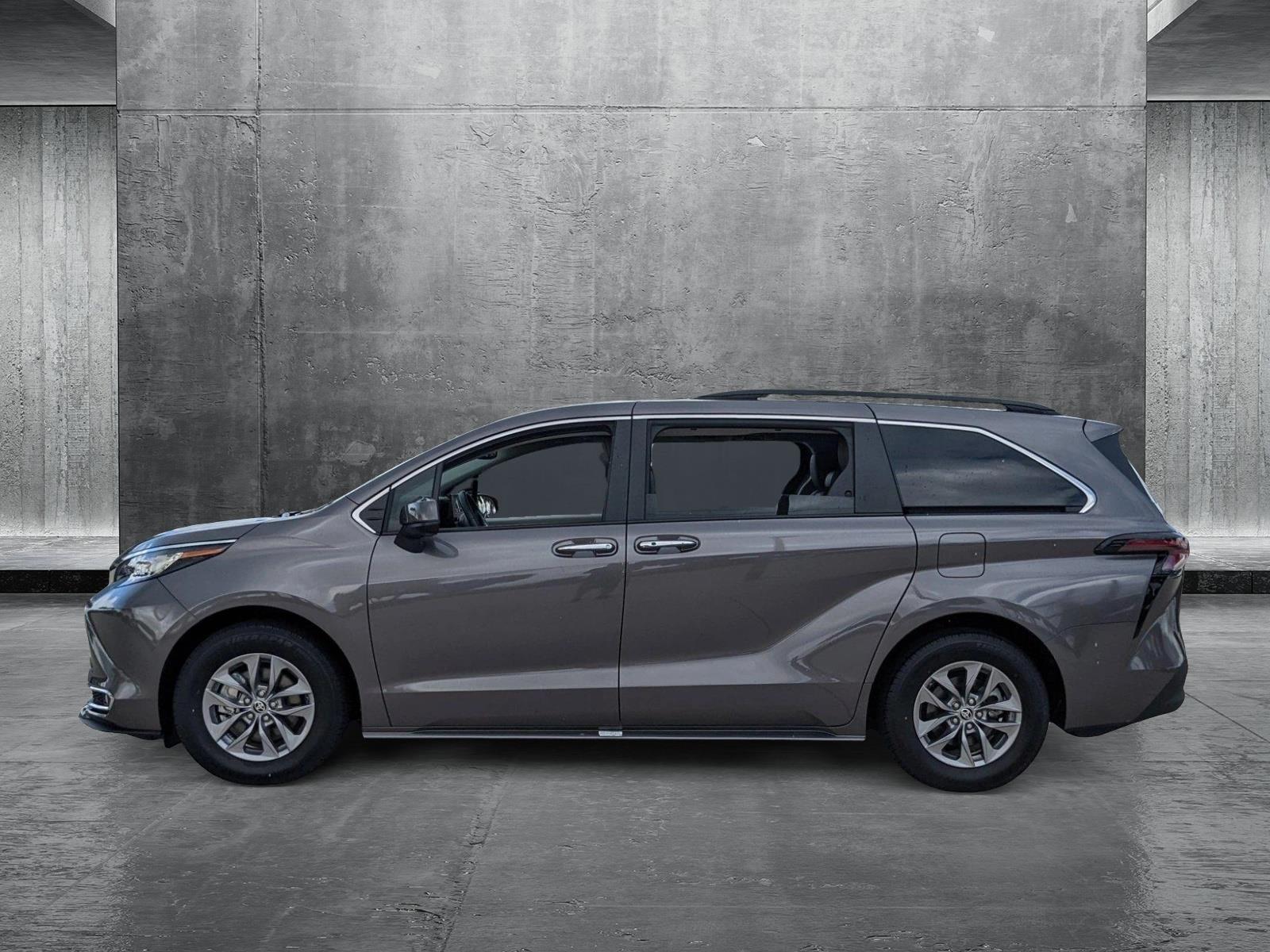 2023 Toyota Sienna Vehicle Photo in Davie, FL 33331