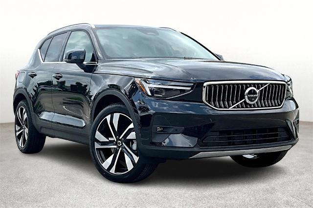 2025 Volvo XC40 Vehicle Photo in Houston, TX 77007