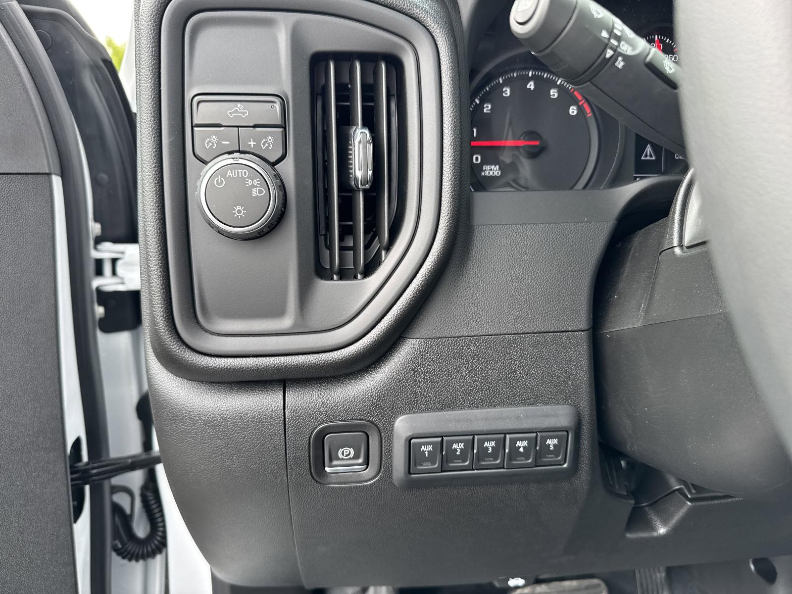 2025 Chevrolet Silverado 3500 HD Chassis Cab Vehicle Photo in GEORGETOWN, TX 78626-7508