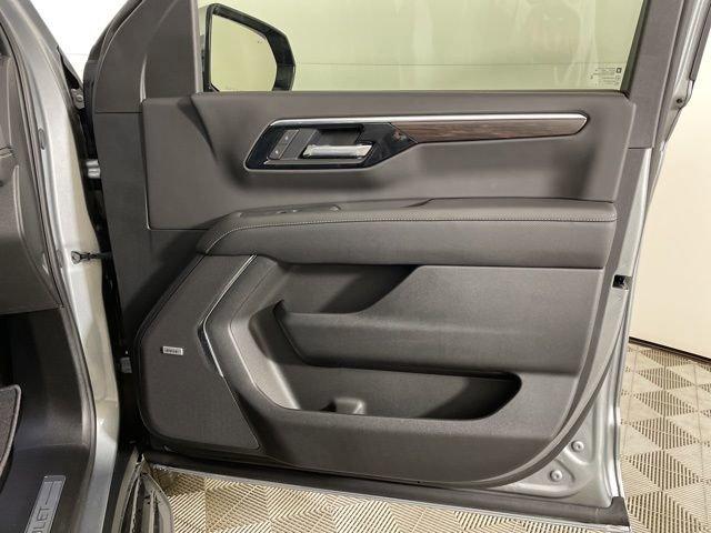 2025 Chevrolet Suburban Vehicle Photo in PHOENIX, AZ 85014-3381