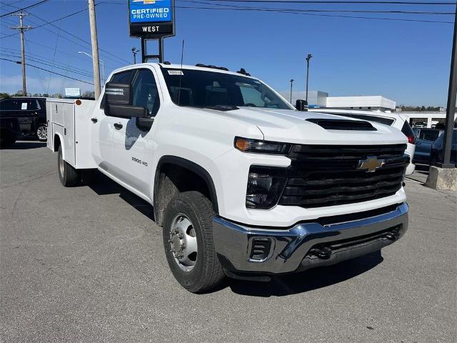 2024 Chevrolet Silverado 3500 HD Chassis Cab Vehicle Photo in ALCOA, TN 37701-3235