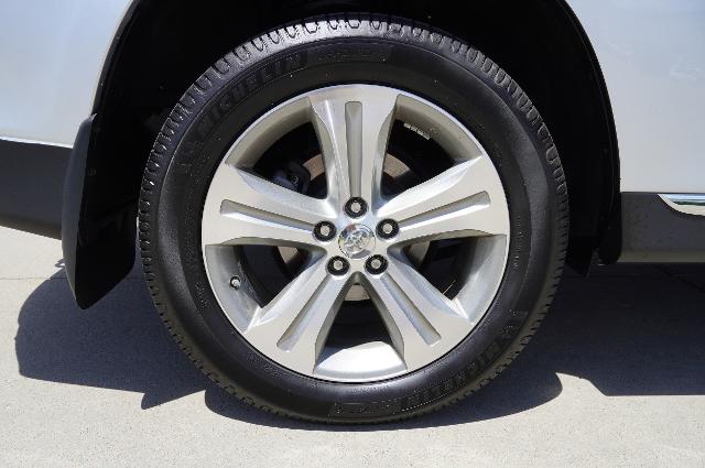 2013 Toyota Highlander Vehicle Photo in Riverdale, UT 84405