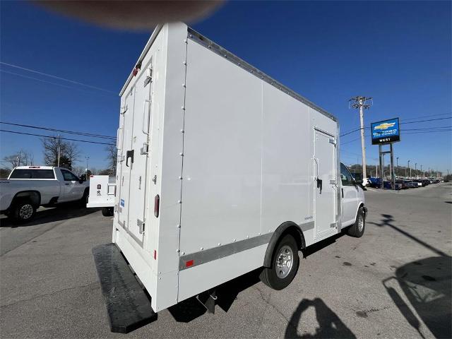 2024 Chevrolet Express Cutaway 3500 Vehicle Photo in ALCOA, TN 37701-3235