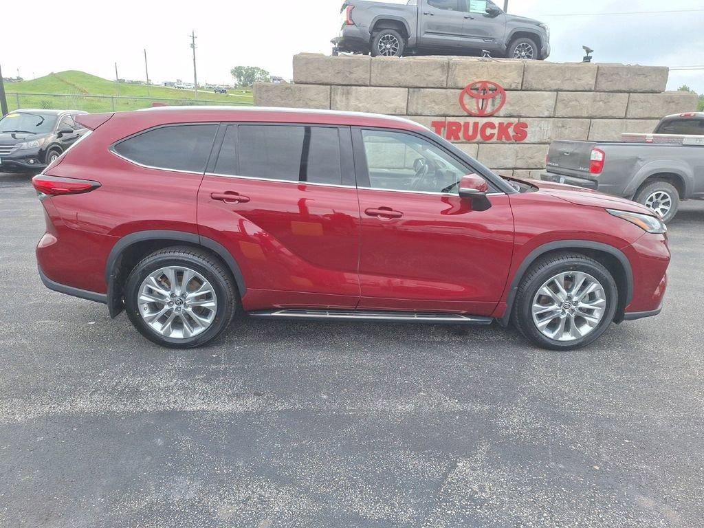 2020 Toyota Highlander Vehicle Photo in Marion, IA 52302