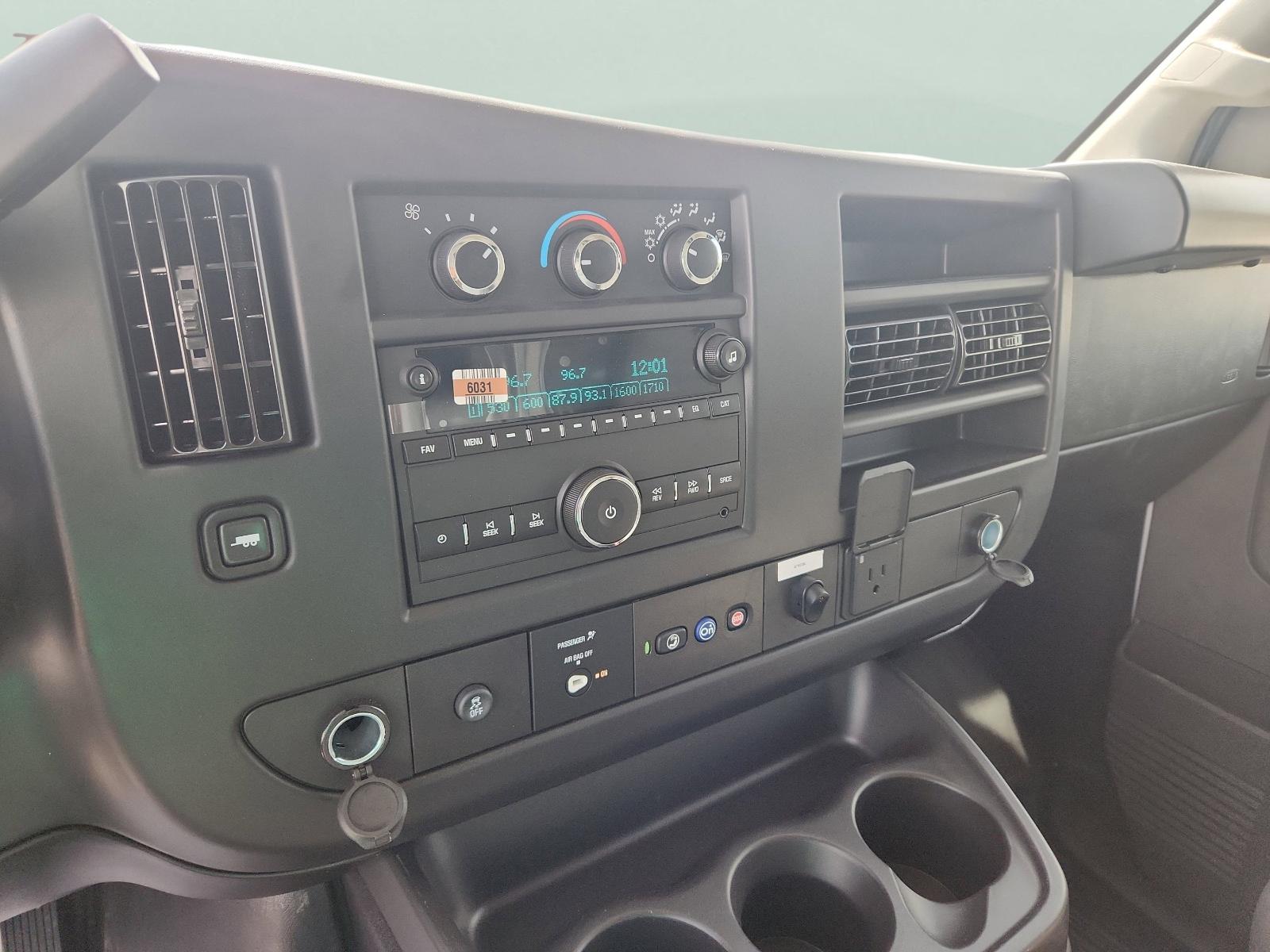 2025 Chevrolet Express Cutaway 3500 Vehicle Photo in GEORGETOWN, TX 78626-7508