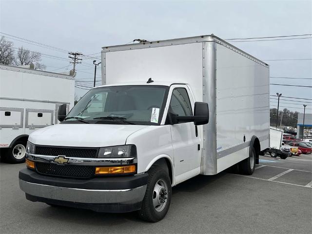 2023 Chevrolet Express Cutaway 3500 Vehicle Photo in ALCOA, TN 37701-3235