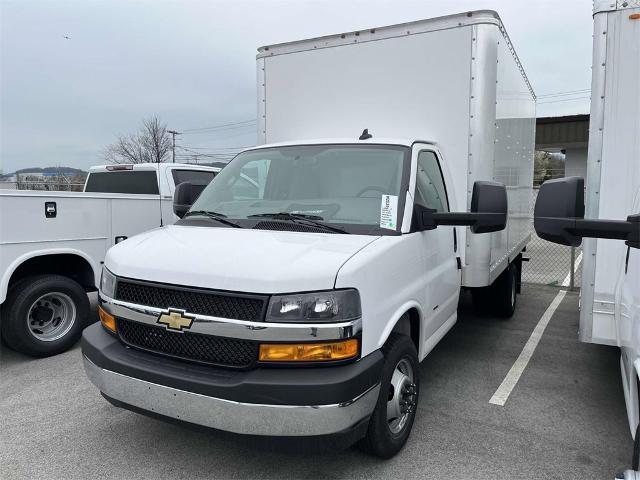 2023 Chevrolet Express Cutaway 3500 Vehicle Photo in ALCOA, TN 37701-3235