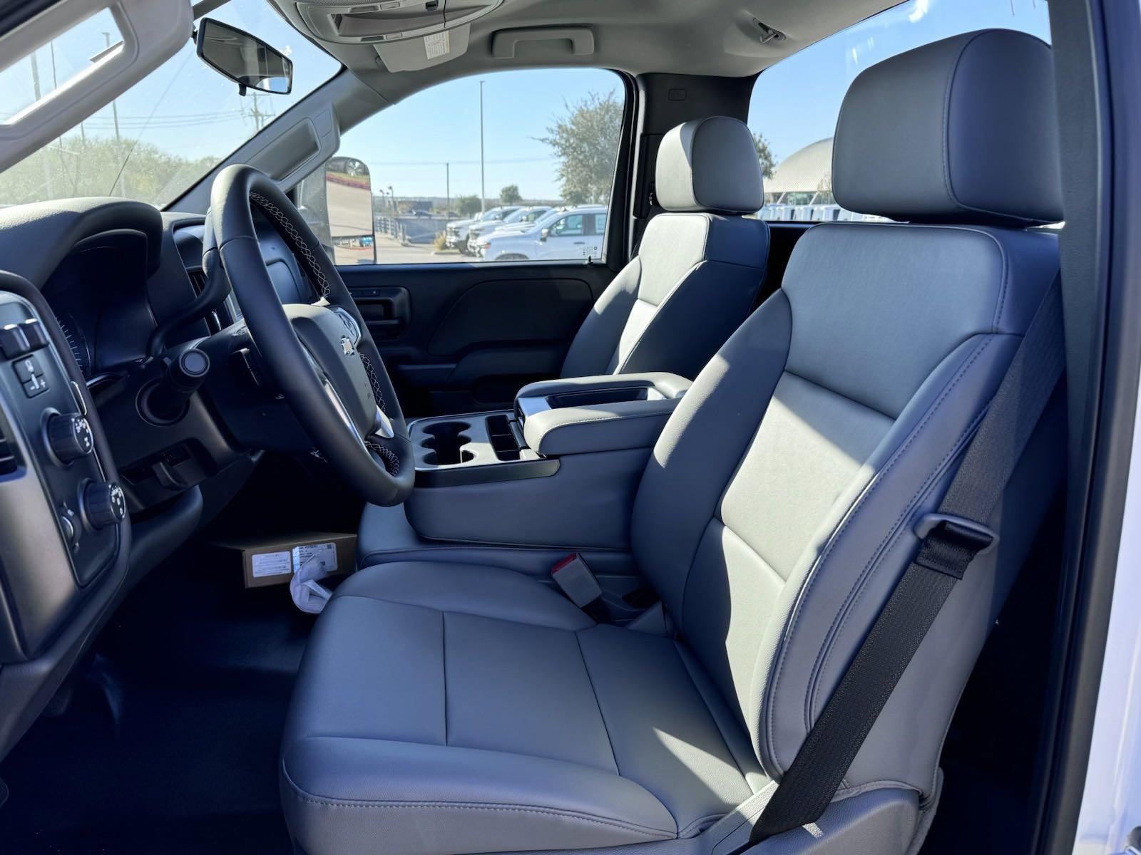2024 Chevrolet Silverado 5500 HD Vehicle Photo in GEORGETOWN, TX 78626-7508