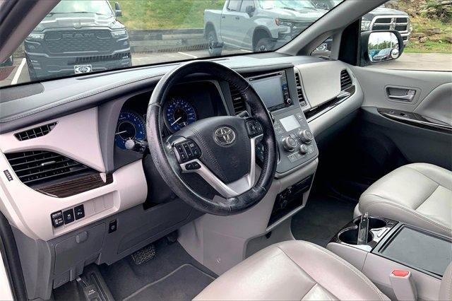 2020 Toyota Sienna Vehicle Photo in KANSAS CITY, MO 64114-4502