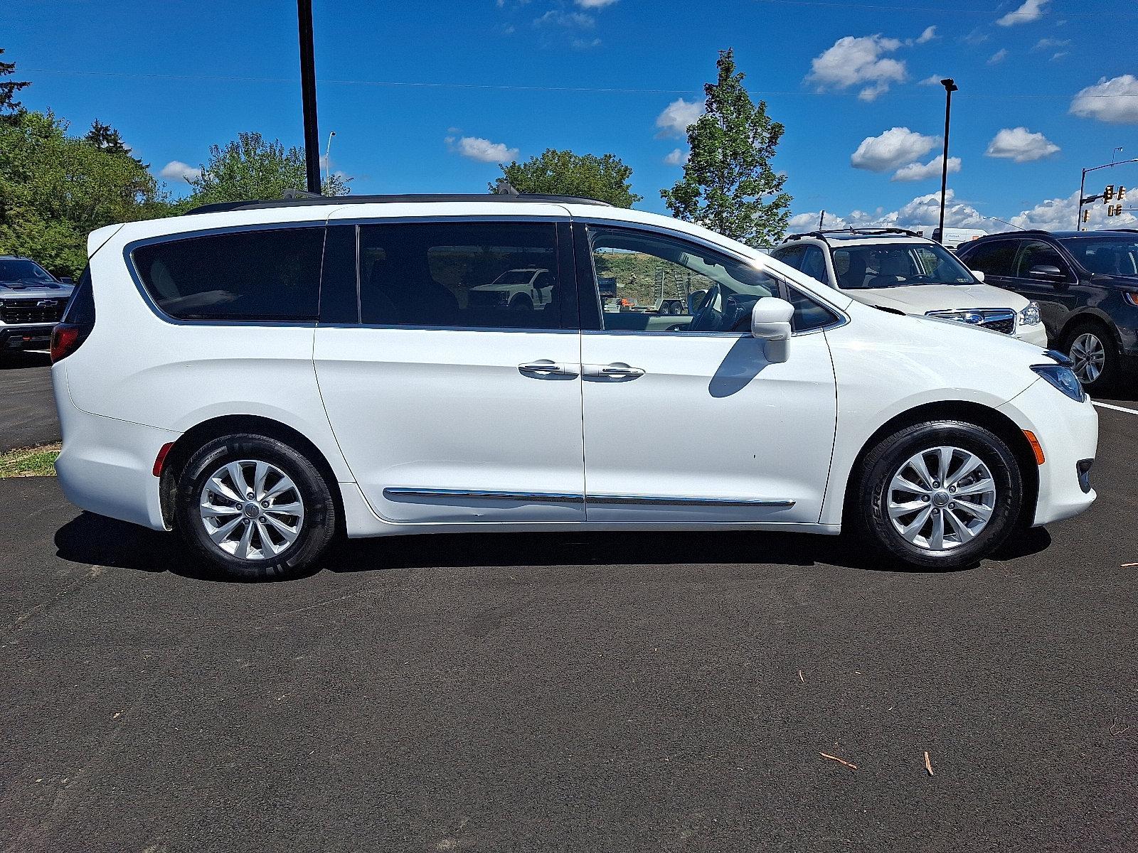 2017 Chrysler Pacifica Vehicle Photo in Easton, PA 18045