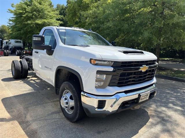 2024 Chevrolet Silverado 3500 HD Chassis Cab Vehicle Photo in ALCOA, TN 37701-3235