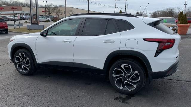 2025 Chevrolet Trax Vehicle Photo in MOON TOWNSHIP, PA 15108-2571