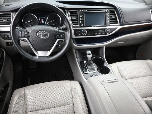 2016 Toyota Highlander Vehicle Photo in Cedar Rapids, IA 52402