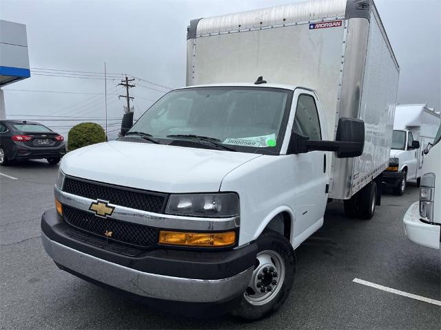 2024 Chevrolet Express Cutaway 3500 Vehicle Photo in ALCOA, TN 37701-3235