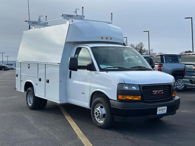 2024 GMC Savana Cutaway 3500 Vehicle Photo in COLUMBIA, MO 65203-3903