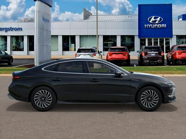 2025 Hyundai SONATA Hybrid Vehicle Photo in Green Bay, WI 54304