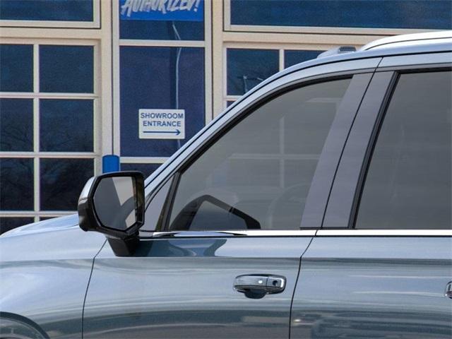 2025 Chevrolet Suburban Vehicle Photo in ENGLEWOOD, CO 80113-6708