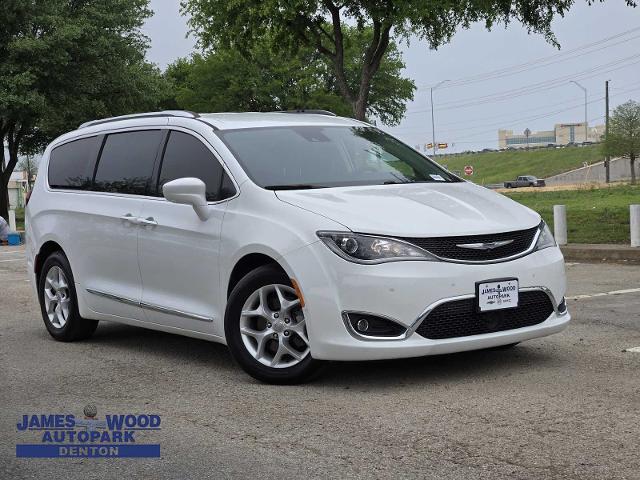 2017 Chrysler Pacifica Vehicle Photo in DENTON, TX 76210-9321