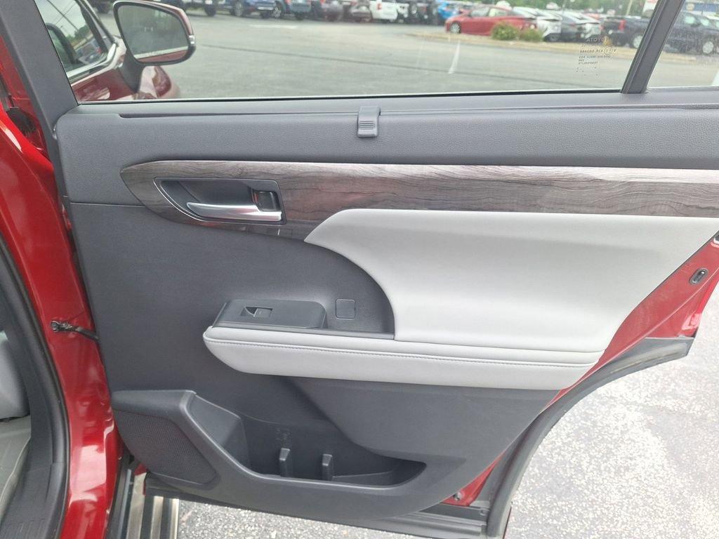 2020 Toyota Highlander Vehicle Photo in Marion, IA 52302