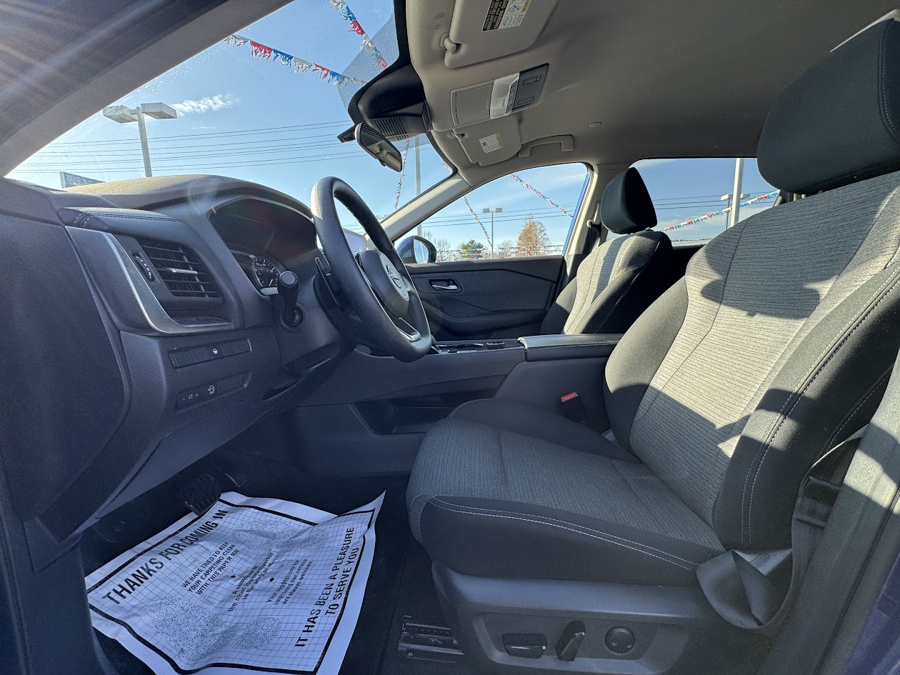 2023 Nissan Rogue Vehicle Photo in BOONVILLE, IN 47601-9633