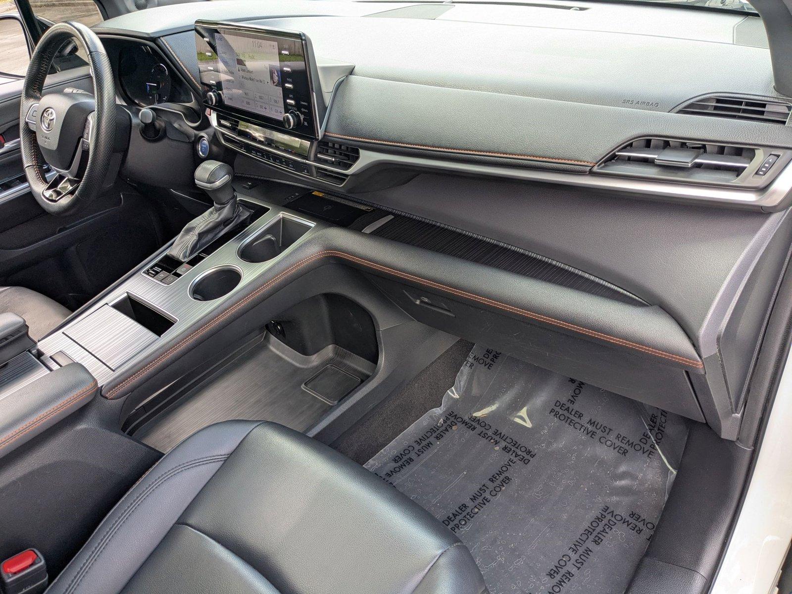 2022 Toyota Sienna Vehicle Photo in Pembroke Pines , FL 33084