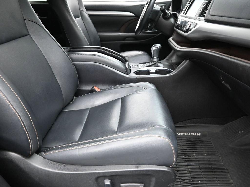 2018 Toyota Highlander Vehicle Photo in Cedar Rapids, IA 52402