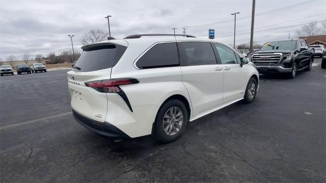 2021 Toyota Sienna Vehicle Photo in TULLY, NY 13159-3159