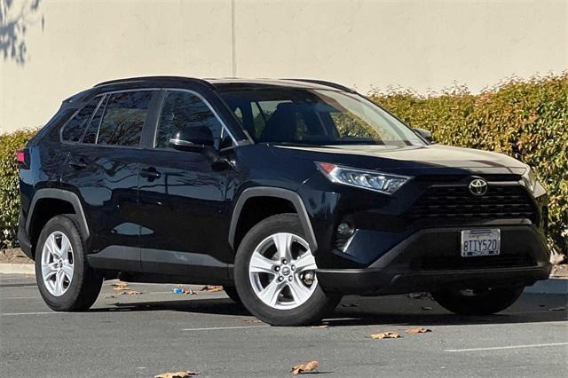 2021 Toyota RAV4 XLE photo 2