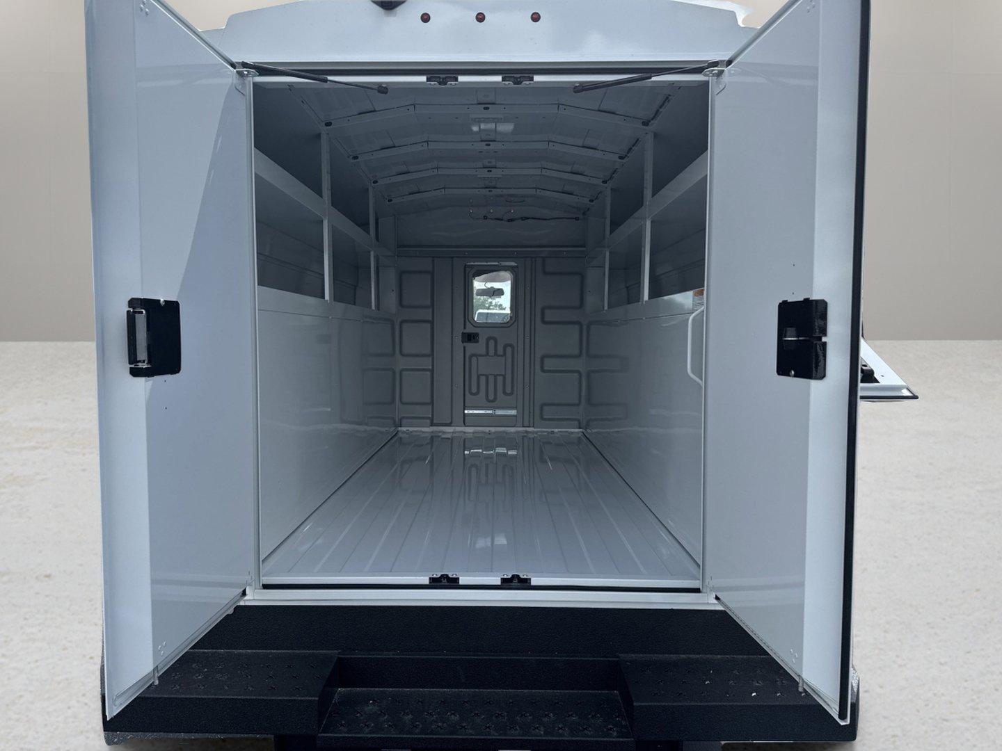 2025 Chevrolet Express Cutaway 3500 Vehicle Photo in GEORGETOWN, TX 78626-7508