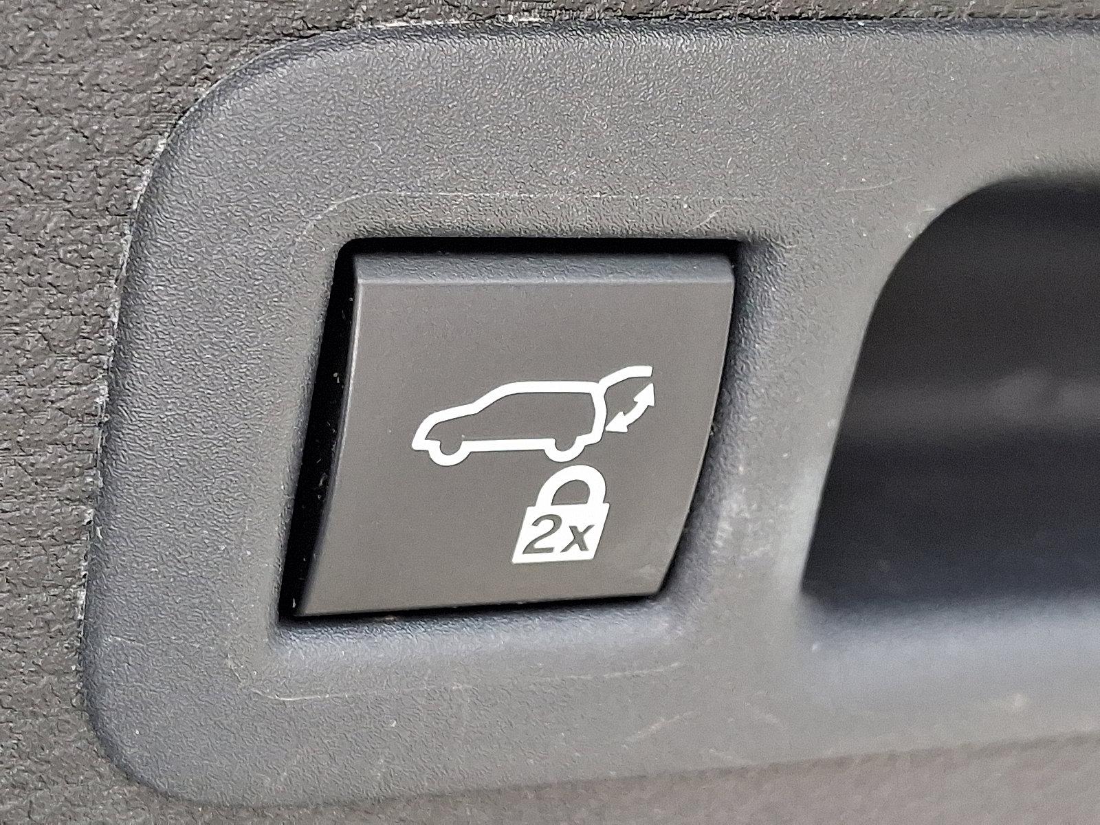 2023 Toyota Sienna Vehicle Photo in Trevose, PA 19053