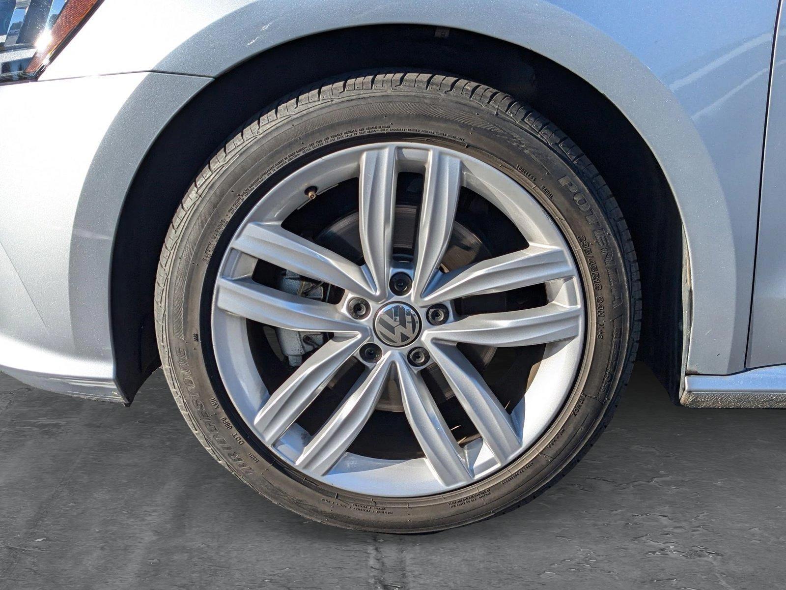 2019 Volkswagen Passat Vehicle Photo in VALENCIA, CA 91355-1705