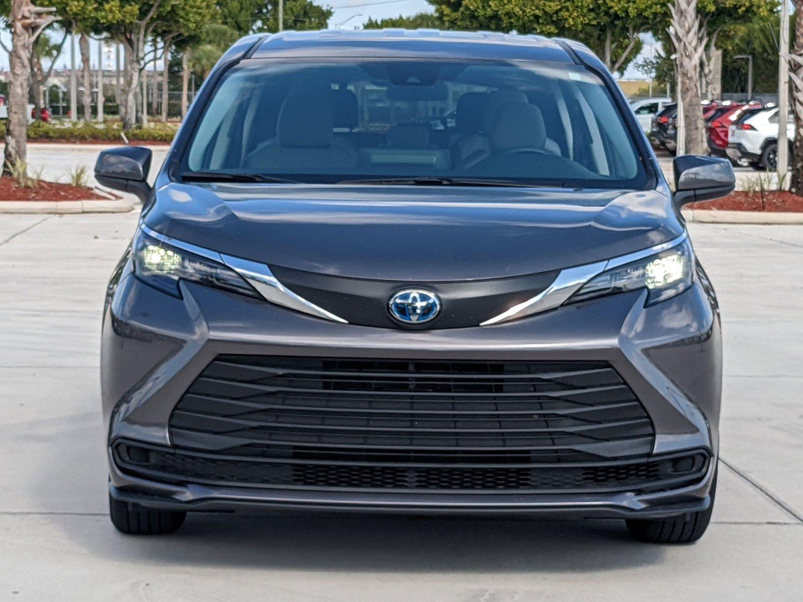 2024 Toyota Sienna Vehicle Photo in Davie, FL 33331