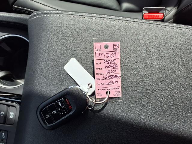 2025 Honda Pilot Vehicle Photo in Oshkosh, WI 54904