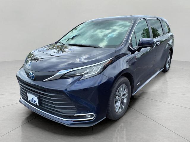 2021 Toyota Sienna Vehicle Photo in Oshkosh, WI 54904