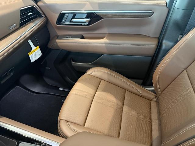 2025 Chevrolet Suburban Vehicle Photo in COLUMBIA, MO 65203-3903