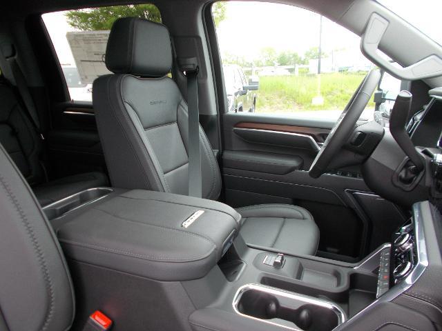 2025 GMC Sierra 2500 HD Vehicle Photo in LOWELL, MA 01852-4336