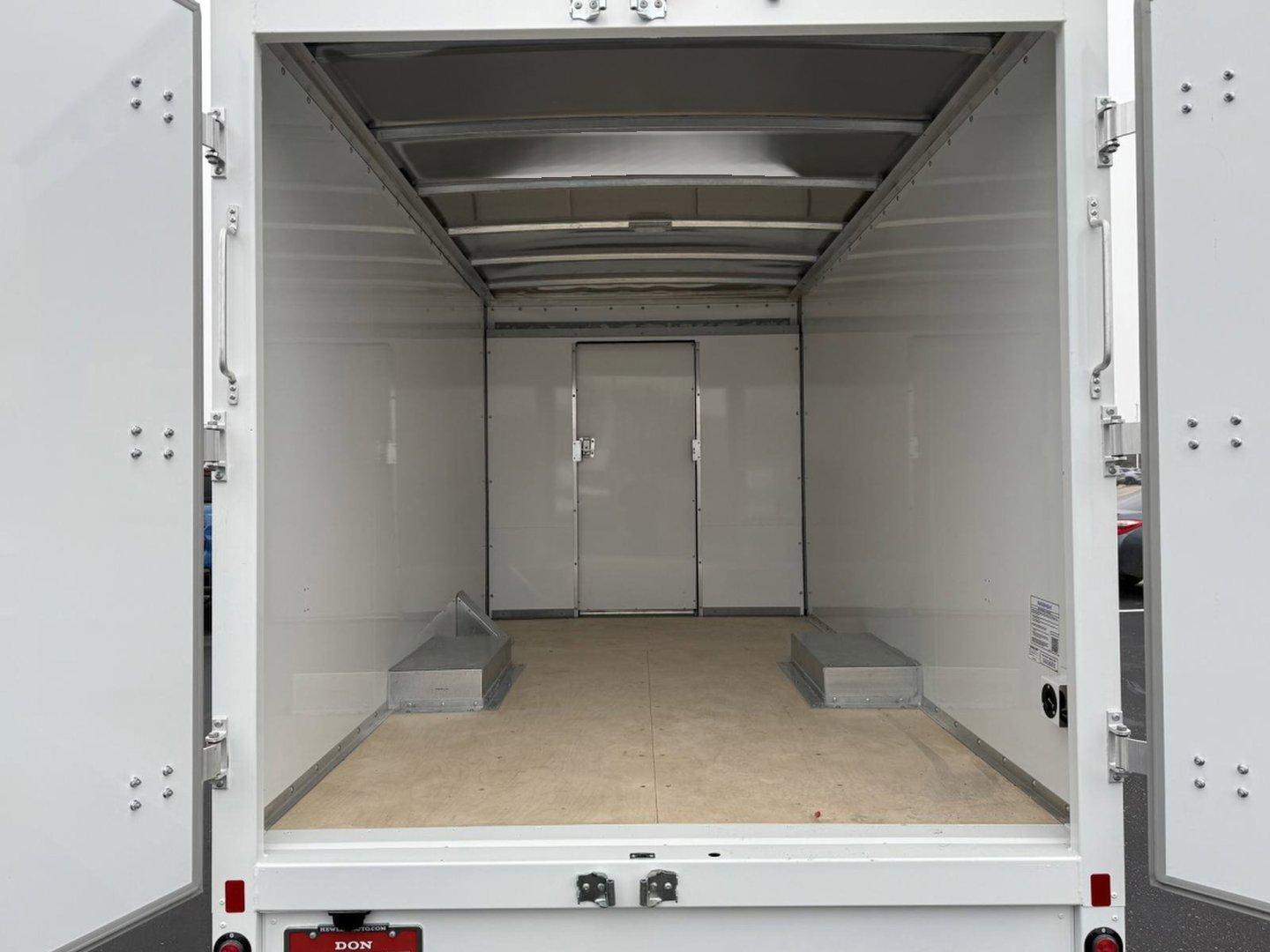 2024 Chevrolet Express Cutaway 3500 Vehicle Photo in GEORGETOWN, TX 78626-7508