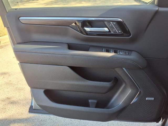 2025 Chevrolet Suburban Vehicle Photo in Denton, TX 76205
