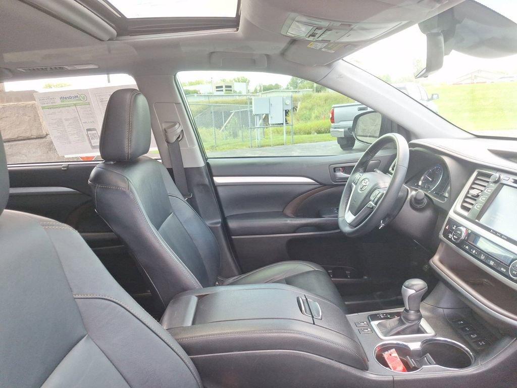 2019 Toyota Highlander Vehicle Photo in Marion, IA 52302