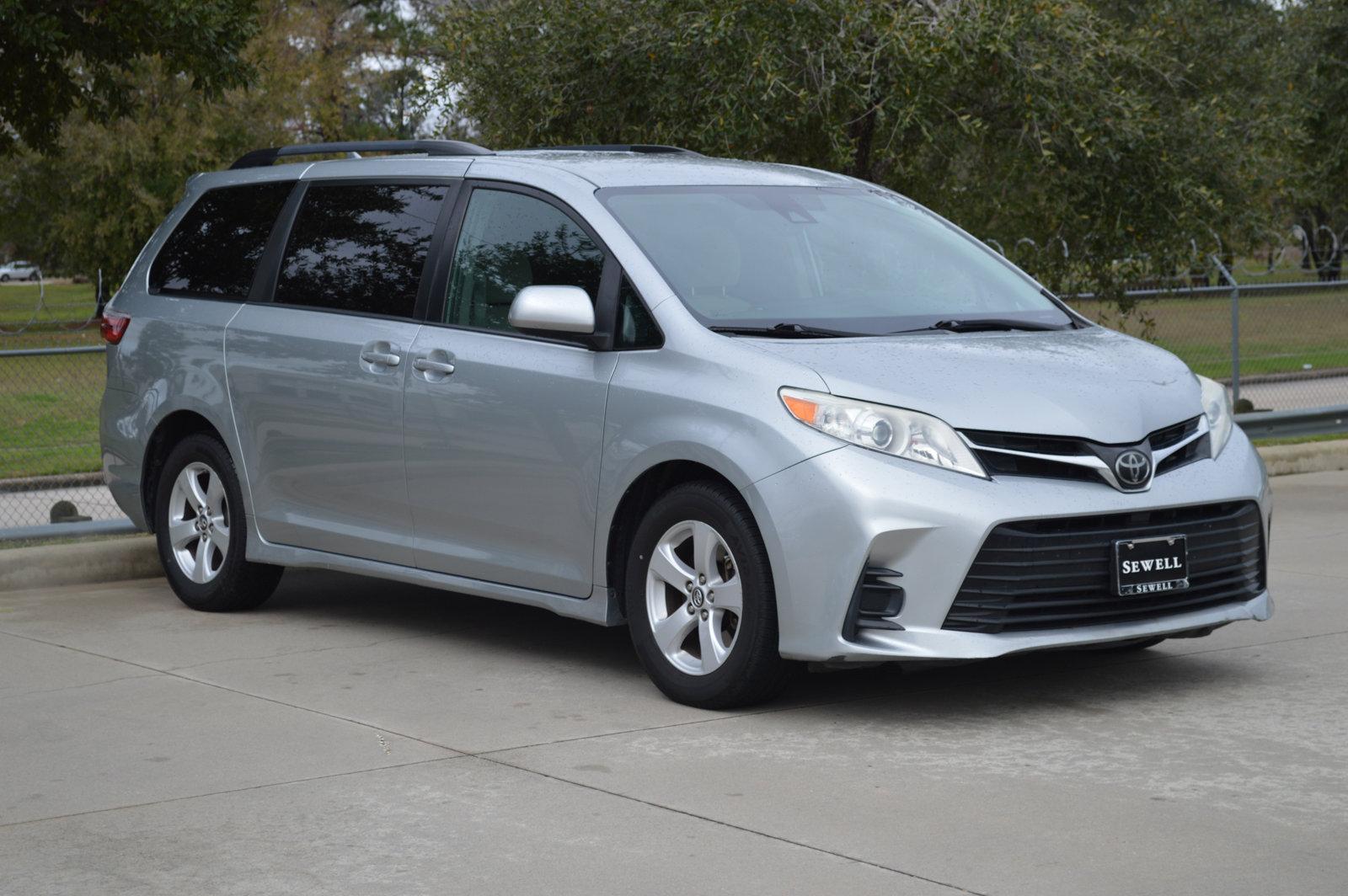 2019 Toyota Sienna Vehicle Photo in Houston, TX 77090