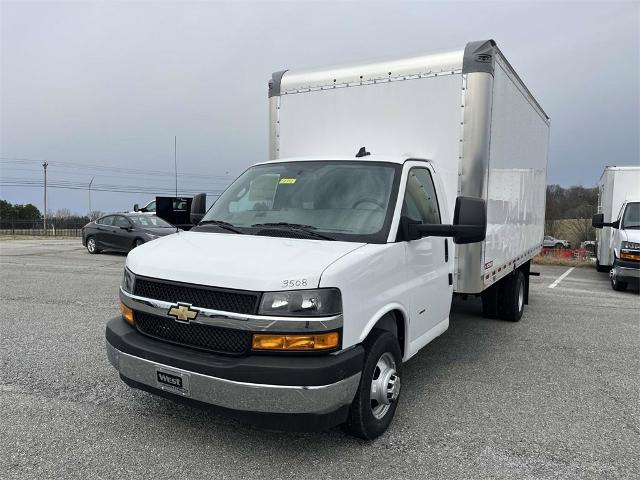 2024 Chevrolet Express Cutaway 3500 Vehicle Photo in ALCOA, TN 37701-3235