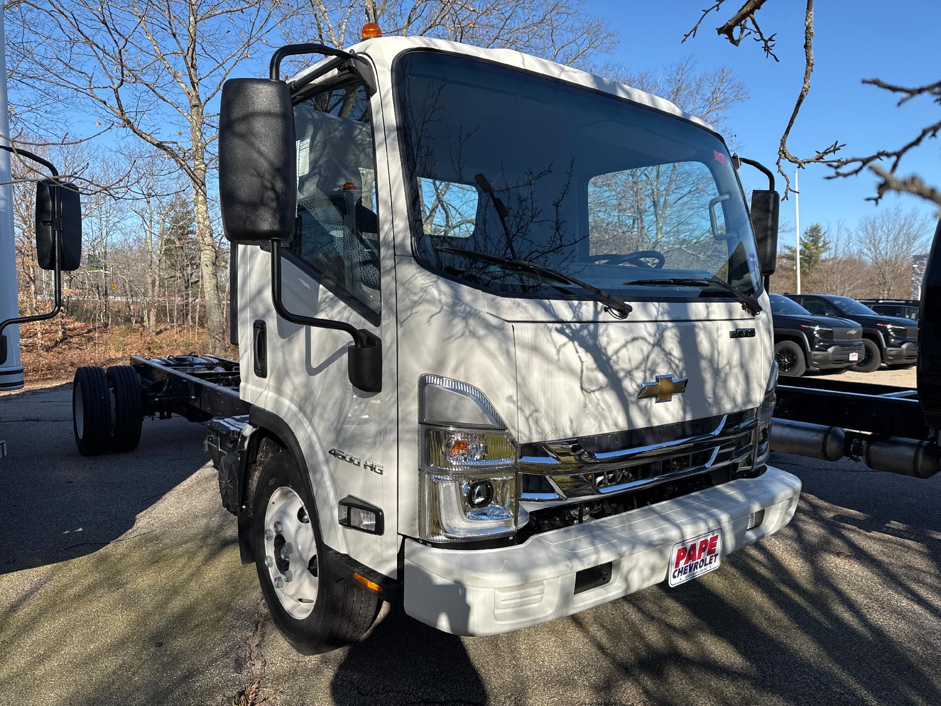 2025 Chevrolet Low Cab Forward 4500 Vehicle Photo in SOUTH PORTLAND, ME 04106-1997