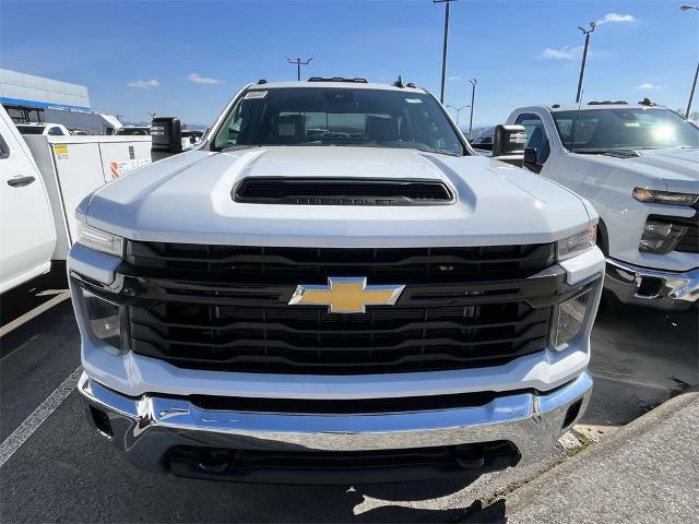 2024 Chevrolet Silverado 3500 HD Chassis Cab Vehicle Photo in ALCOA, TN 37701-3235