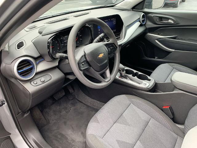 2024 Chevrolet Trax Vehicle Photo in MOON TOWNSHIP, PA 15108-2571