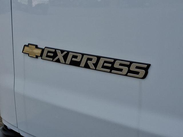 2025 Chevrolet Express Cargo 3500 Vehicle Photo in DANBURY, CT 06810-5034