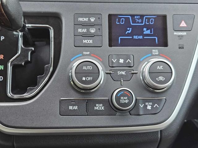 2020 Toyota Sienna Vehicle Photo in FORT WORTH, TX 76132